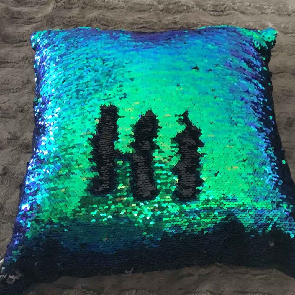 SOLD🚨Sale 5/$25🚨 NWT Color Changing Pillow - Picture 6 of 6